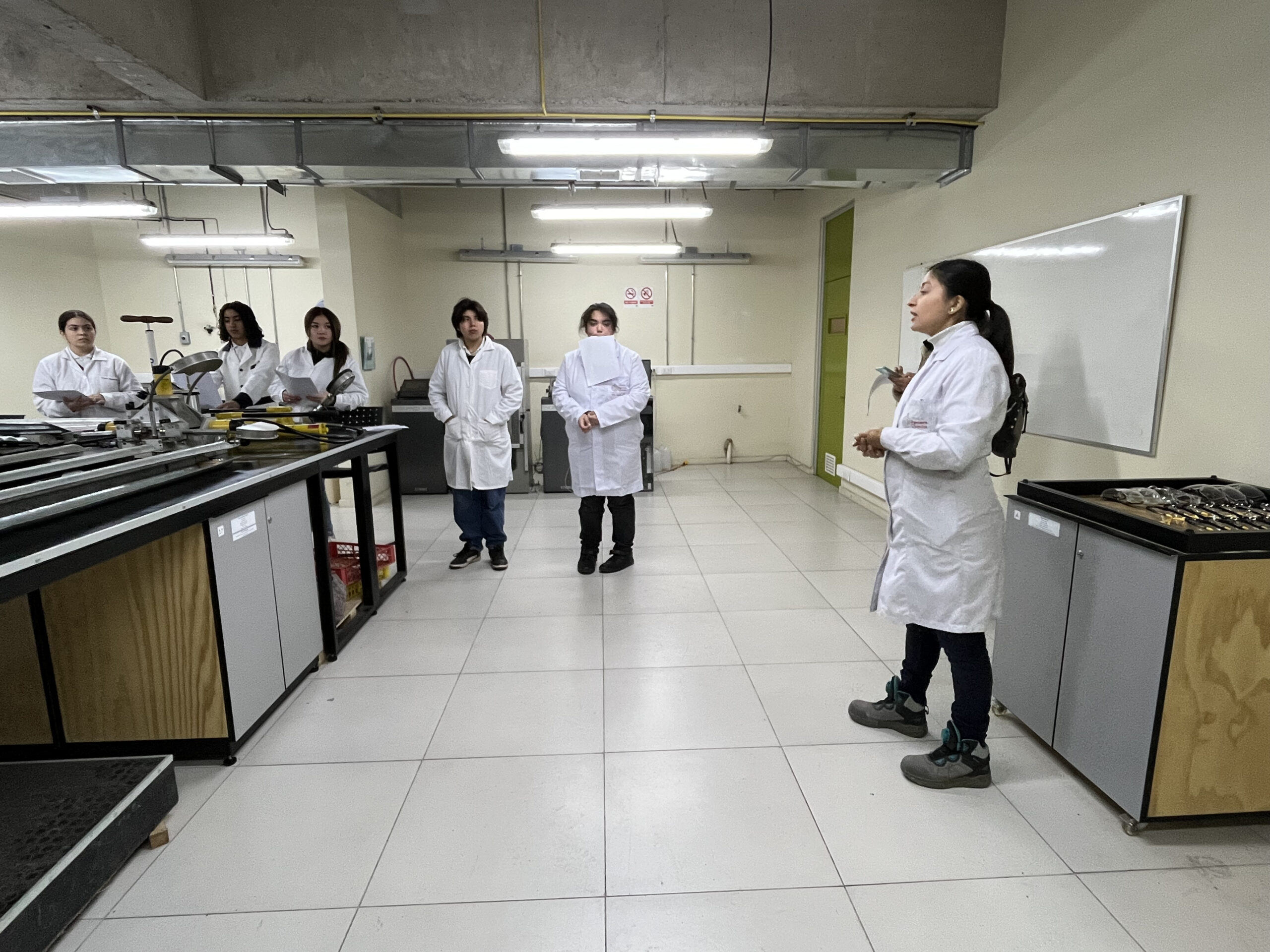 Profesor Jaime Morales junto a profesor de Liceo Nogales en lanzamiento de concurso Energy Challenge, actividad organizada por la Seremi de Energía de la Región de Valparaíso
