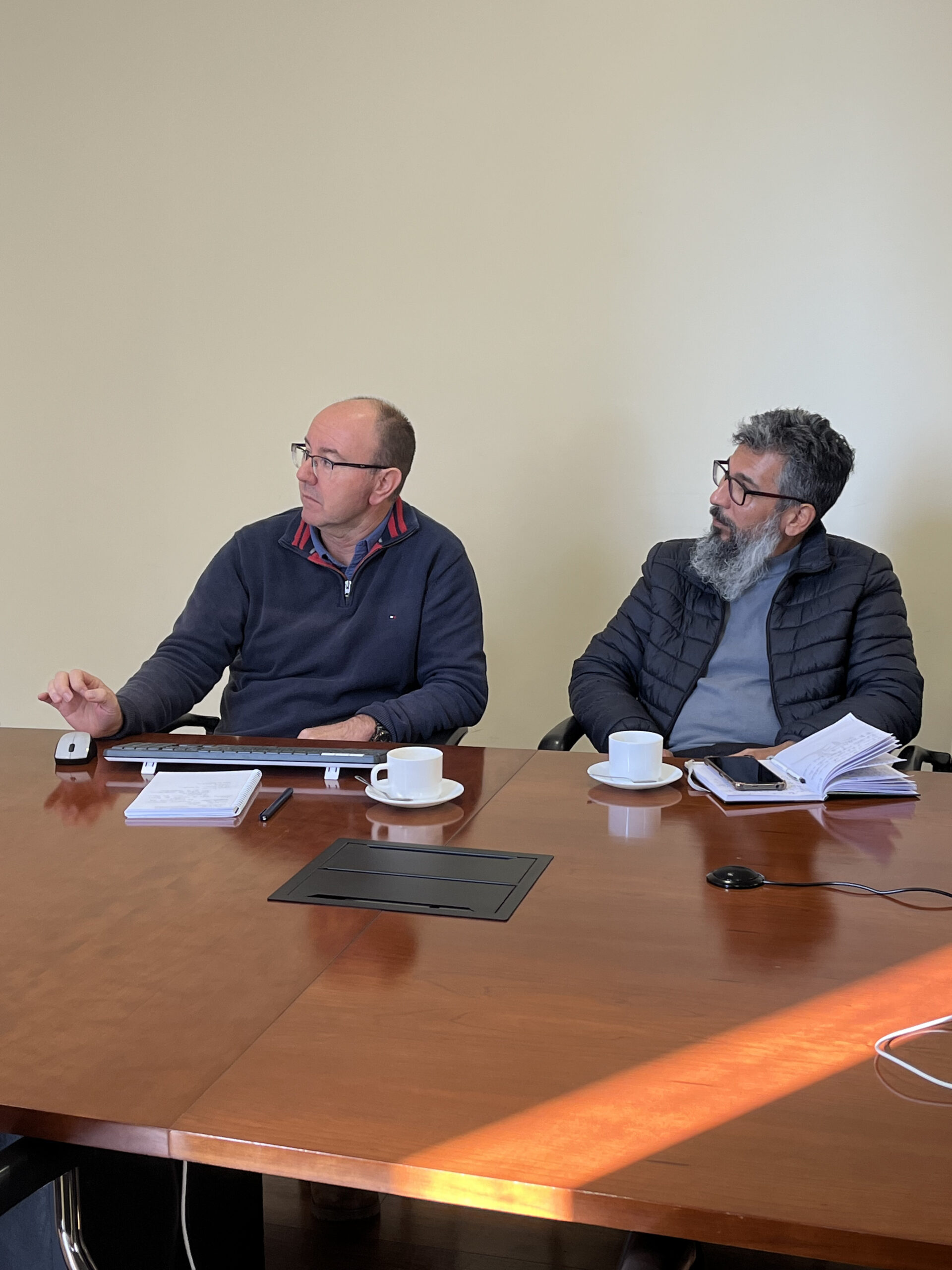Profesor Jaime Morales junto a profesor de Liceo Nogales en lanzamiento de concurso Energy Challenge, actividad organizada por la Seremi de Energía de la Región de Valparaíso
