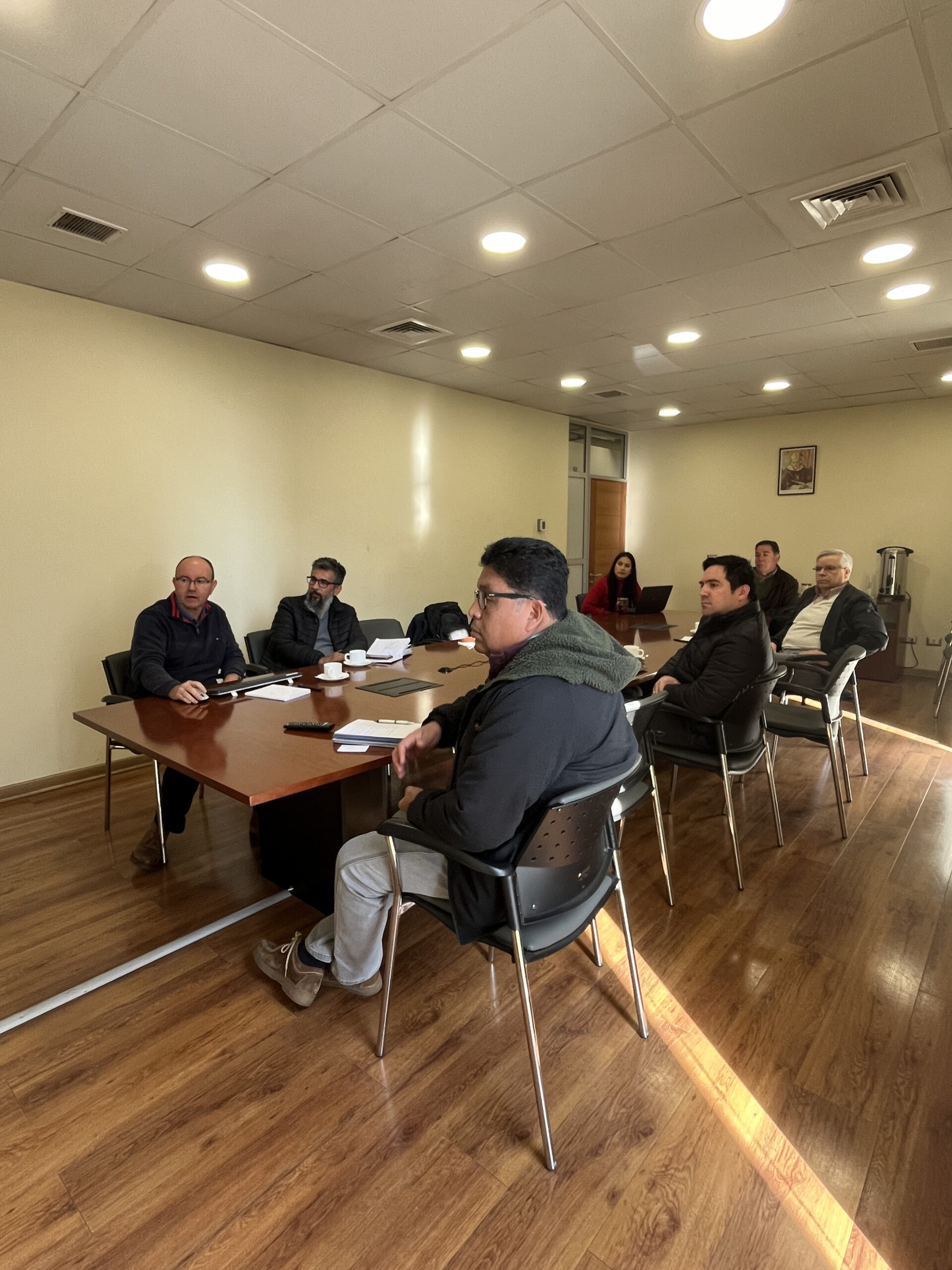 Profesor Jaime Morales junto a profesor de Liceo Nogales en lanzamiento de concurso Energy Challenge, actividad organizada por la Seremi de Energía de la Región de Valparaíso