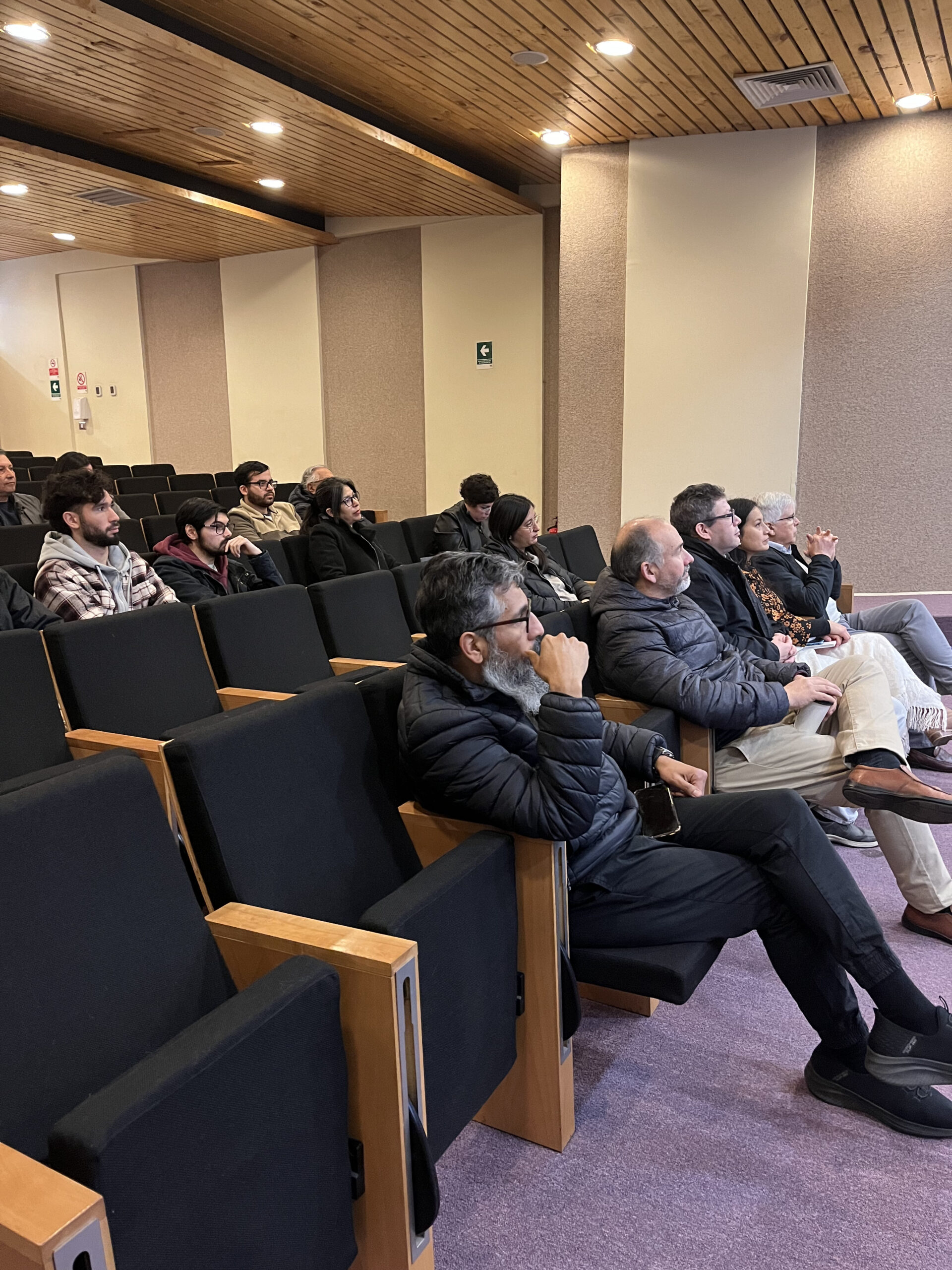 Profesor Jaime Morales junto a profesor de Liceo Nogales en lanzamiento de concurso Energy Challenge, actividad organizada por la Seremi de Energía de la Región de Valparaíso