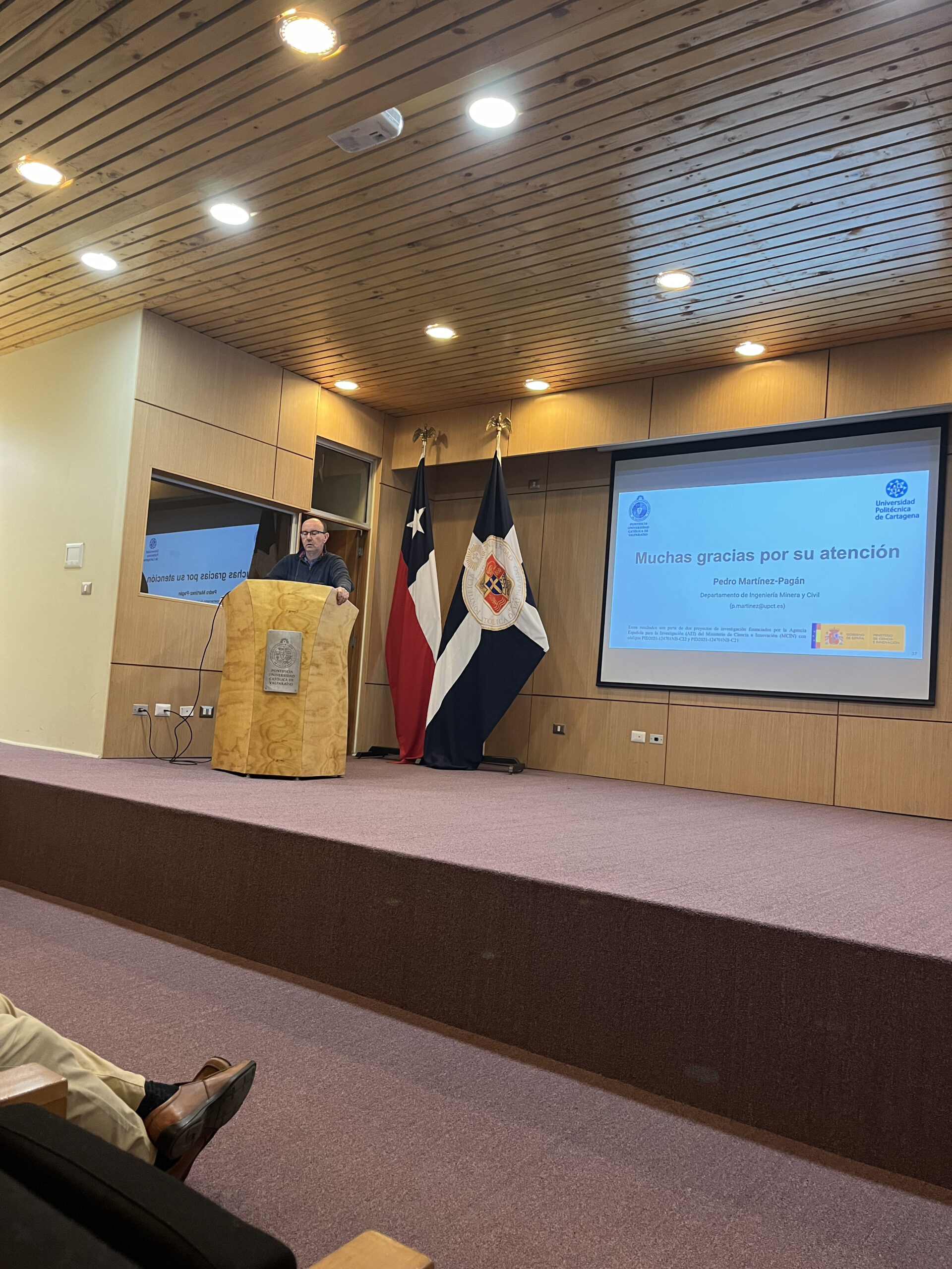 Profesor Jaime Morales junto a profesor de Liceo Nogales en lanzamiento de concurso Energy Challenge, actividad organizada por la Seremi de Energía de la Región de Valparaíso