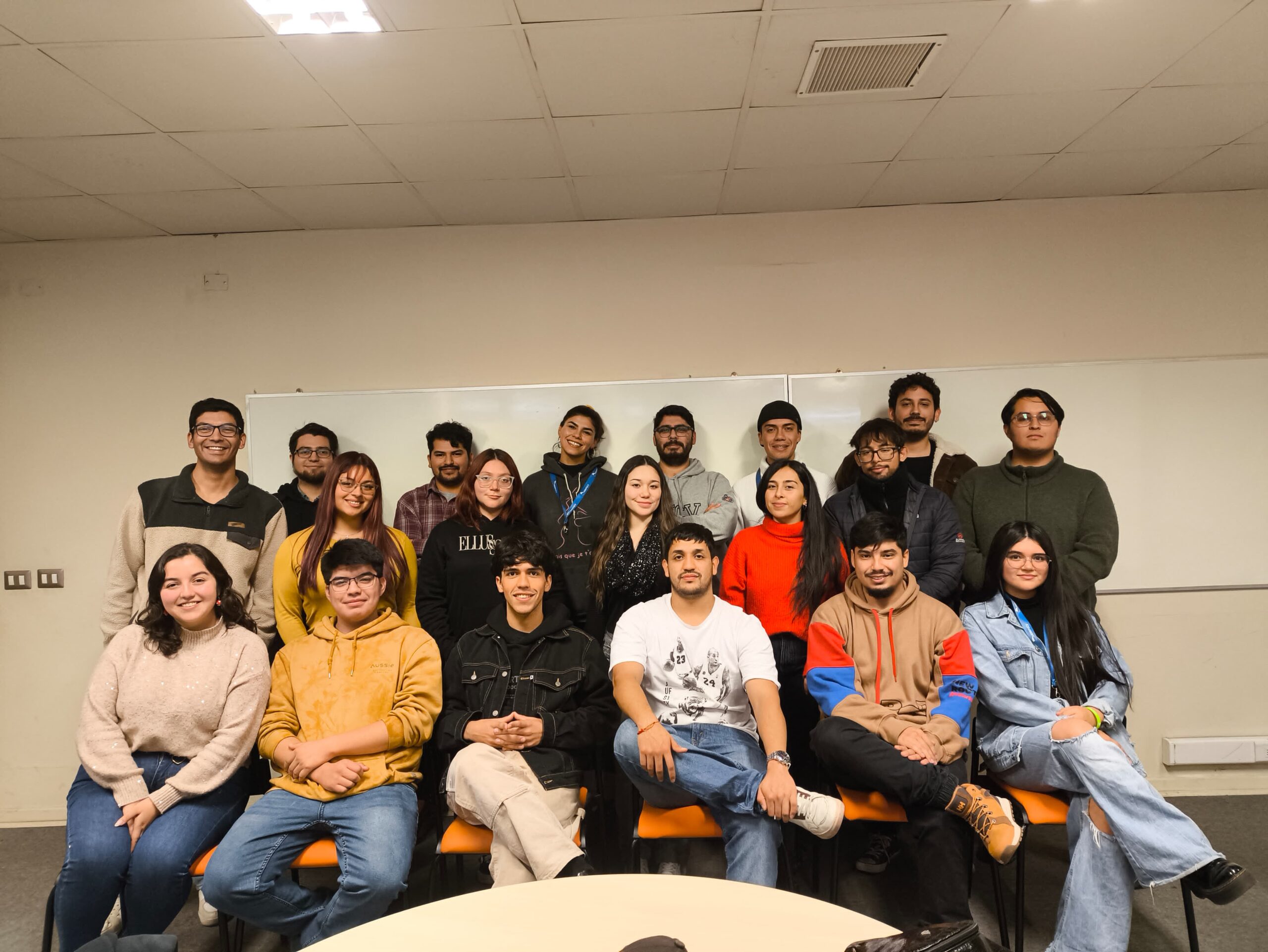 Profesor Jaime Morales junto a profesor de Liceo Nogales en lanzamiento de concurso Energy Challenge, actividad organizada por la Seremi de Energía de la Región de Valparaíso