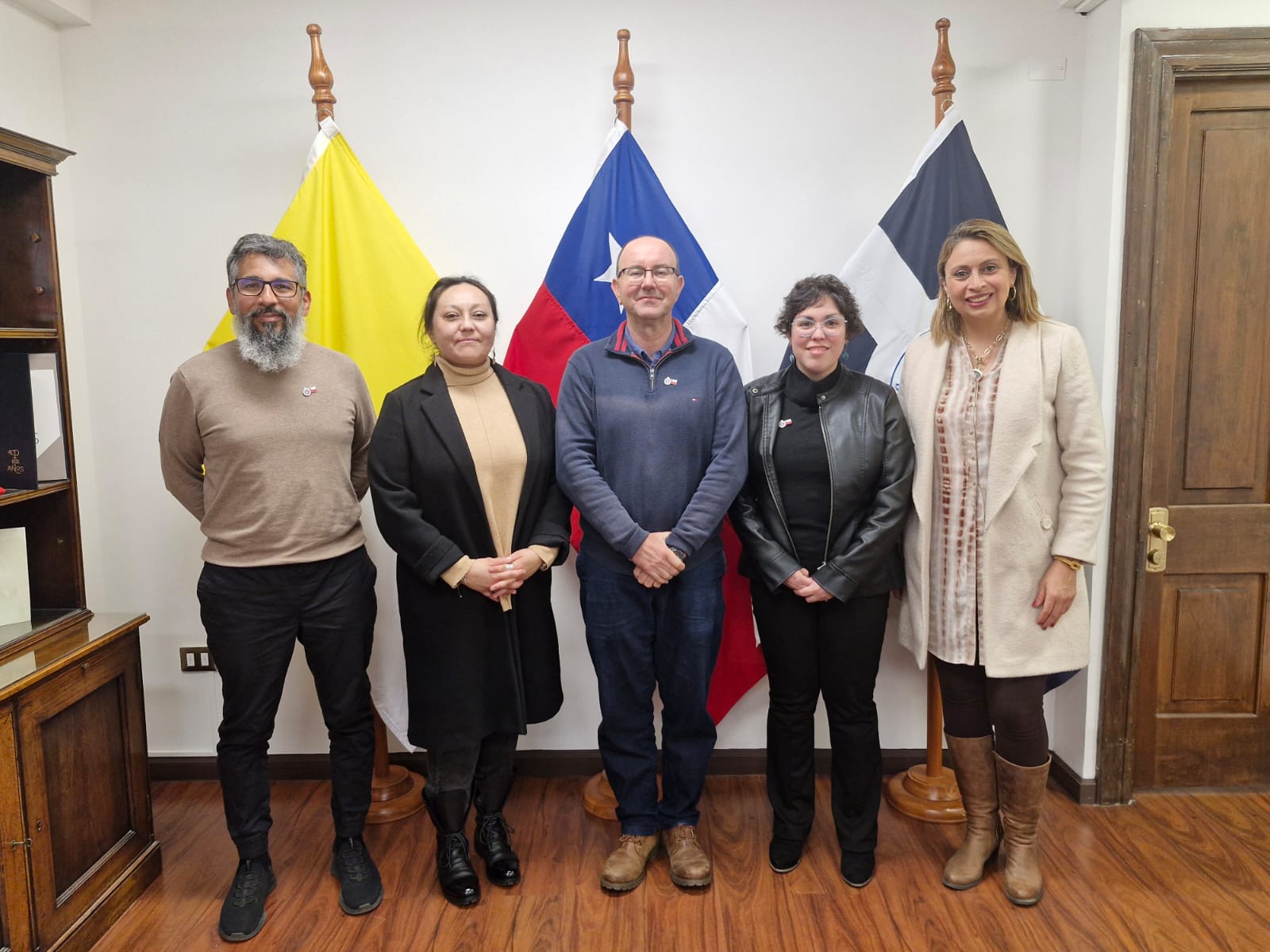 Profesor Jaime Morales junto a profesor de Liceo Nogales en lanzamiento de concurso Energy Challenge, actividad organizada por la Seremi de Energía de la Región de Valparaíso