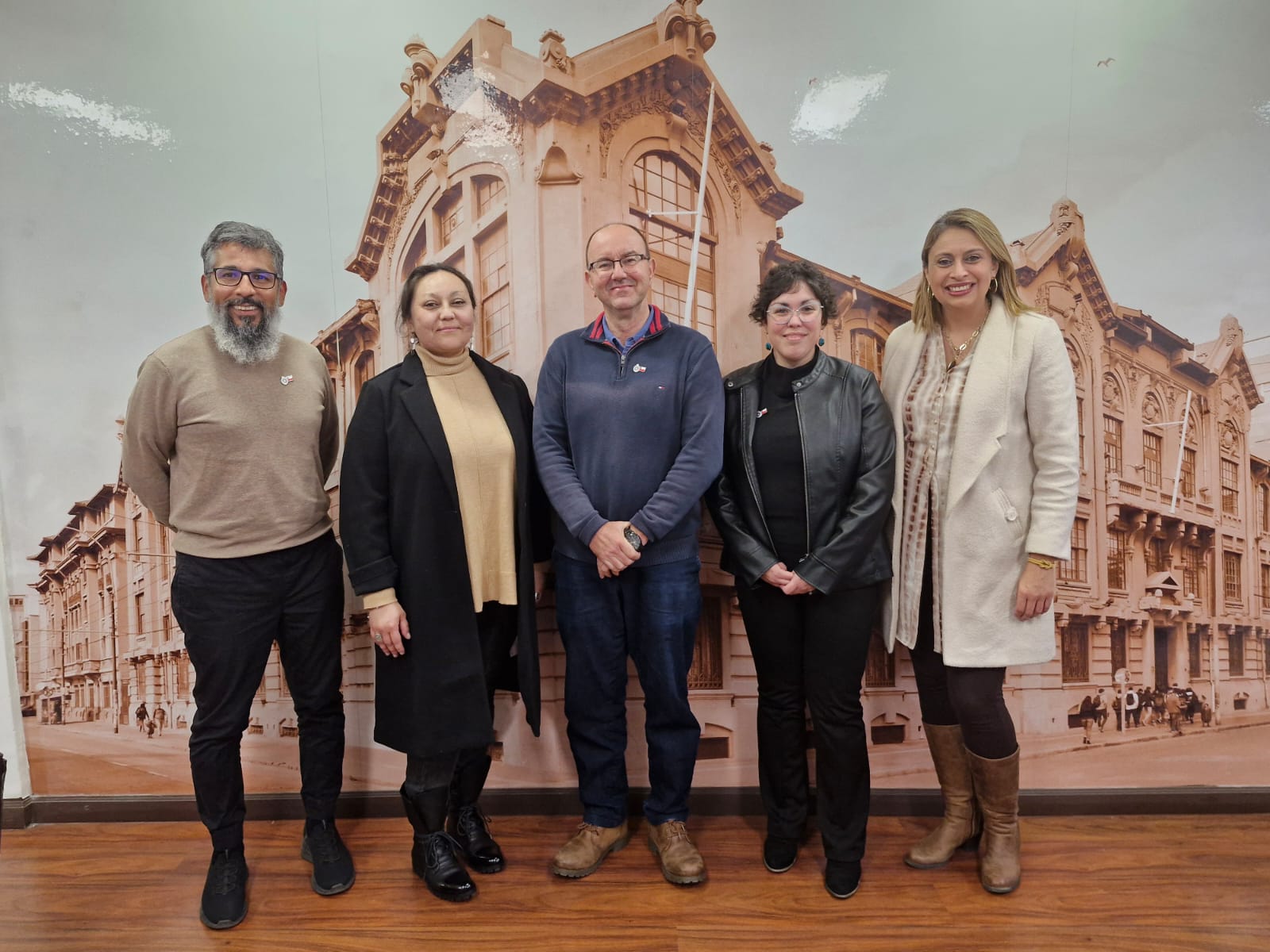 Profesor Jaime Morales junto a profesor de Liceo Nogales en lanzamiento de concurso Energy Challenge, actividad organizada por la Seremi de Energía de la Región de Valparaíso