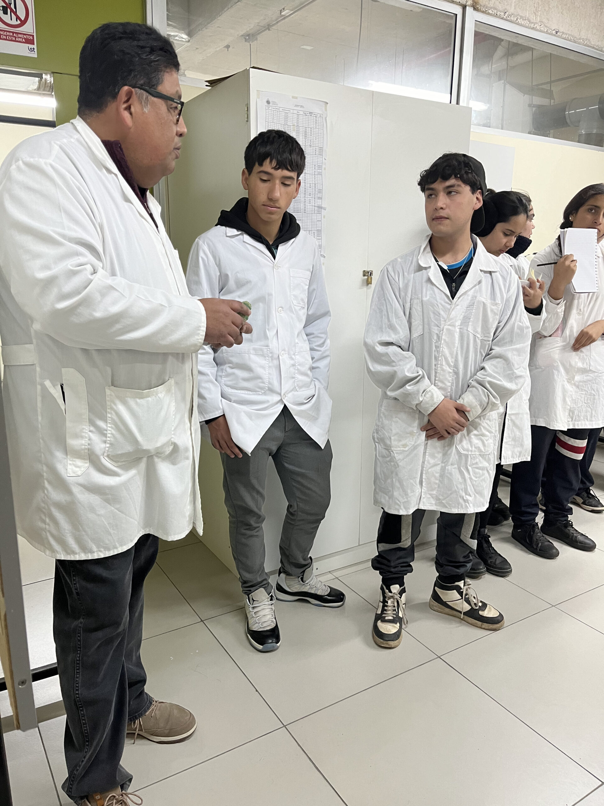 Profesor Jaime Morales junto a profesor de Liceo Nogales en lanzamiento de concurso Energy Challenge, actividad organizada por la Seremi de Energía de la Región de Valparaíso