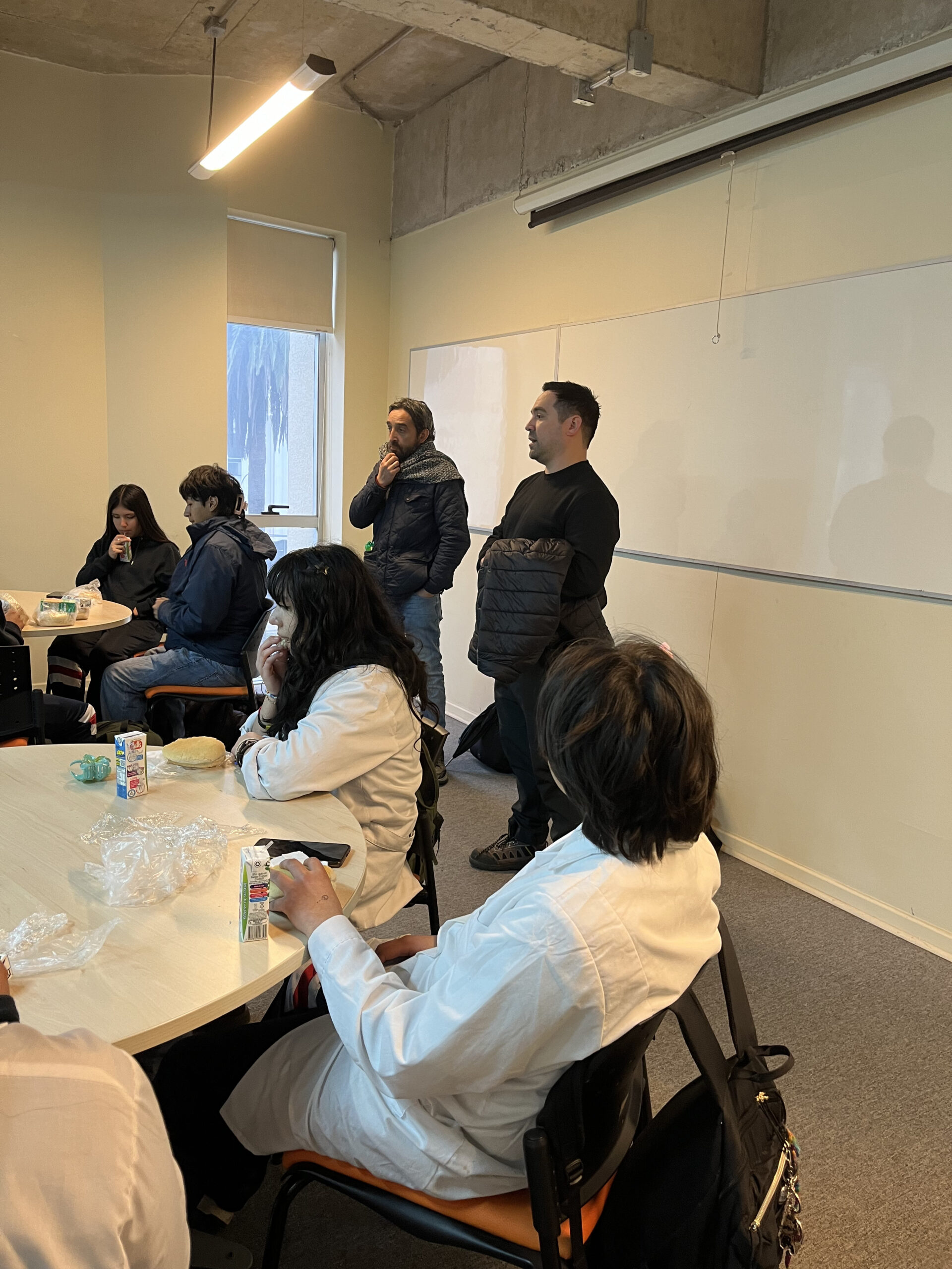 Profesor Jaime Morales junto a profesor de Liceo Nogales en lanzamiento de concurso Energy Challenge, actividad organizada por la Seremi de Energía de la Región de Valparaíso
