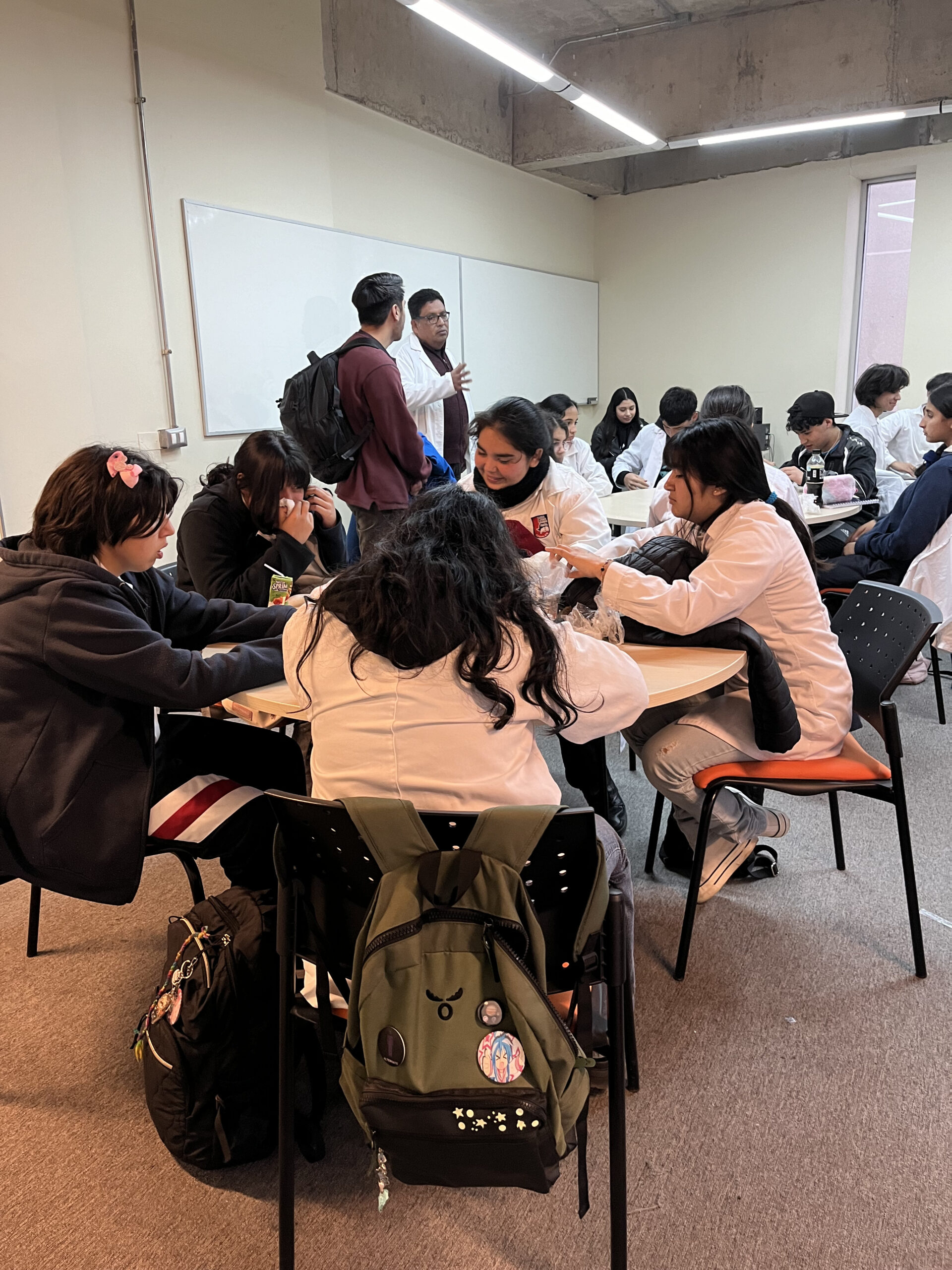 Profesor Jaime Morales junto a profesor de Liceo Nogales en lanzamiento de concurso Energy Challenge, actividad organizada por la Seremi de Energía de la Región de Valparaíso